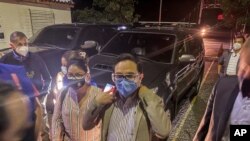 El Fiscal Especial Contra la Impunidad, Juan Francisco Sandoval, centro, ingresa a Las Chinamas, El Salvador, en la frontera con Guatemala, la madrugada del sábado 24 de julio de 2021.