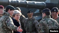 La Première ministre britannique Theresa May avec des soldats britanniques, membres du groupement tactique de l'OTAN en Estonie, le 29 septembre 2017.