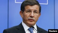 Firayim Ministan Turkiya Ahmet Davutoglu yana jawabi a karshen taron kasarsa da Tarayyar Turai yau Talata, Maris 8, 2016