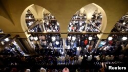 Muslim worshippers perform evening prayers called "Tarawih" during the eve of the first night of the holy fasting month of Ramadan, at Al Azhar mosque in the old Islamic area of Cairo, Egypt March 22, 2023. 