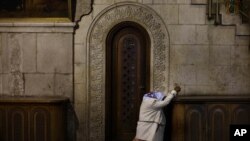 Una peregrina cristiana reza dentro de la iglesia del Santo Sepulcro en la ciudad vieja de Jerusalén.