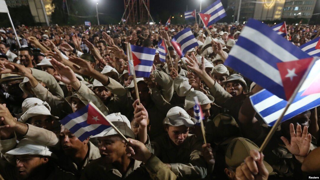 Người dân mang cờ Cuba dự lễ tang cố chủ tịch Fidel Castro tại Quảng trường Cách mạng ở Havana, Cuba, ngày 29/11/2016.