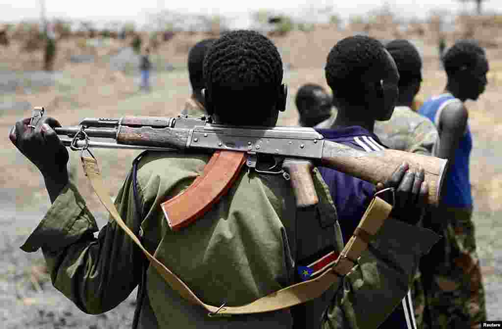 A soldier of South Sudan's SPLA army holds his rifle near an oil field in Unity State April 22, 2012. (Reuters)