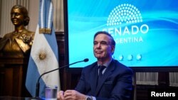 El presidente Macri hizo el anuncio a pocas semanas de que la principal opositora a su gobierno, la exmandataria Cristina Fernández, anunció que será candidata a vicepresidenta.