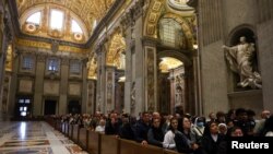 Unas 65.000 personas acudieron a presentar sus respetos el lunes, 2 de enero de 2023, al fallecido papa emérito Benedicto XVI, cerca del doble de lo previsto por las fuerzas de seguridad italianas.