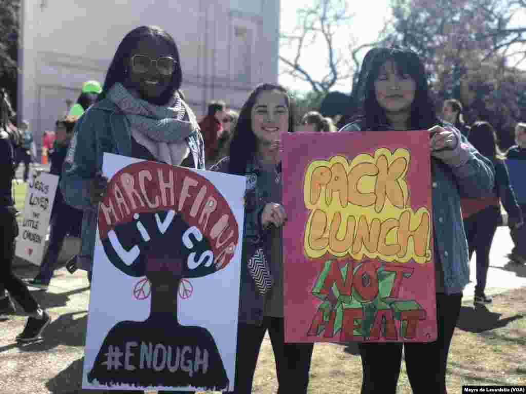 Jovens exibem cartazes dizendo que as suas vidas importam, na Marcha Pelas Nossas Vidas em Washington DC