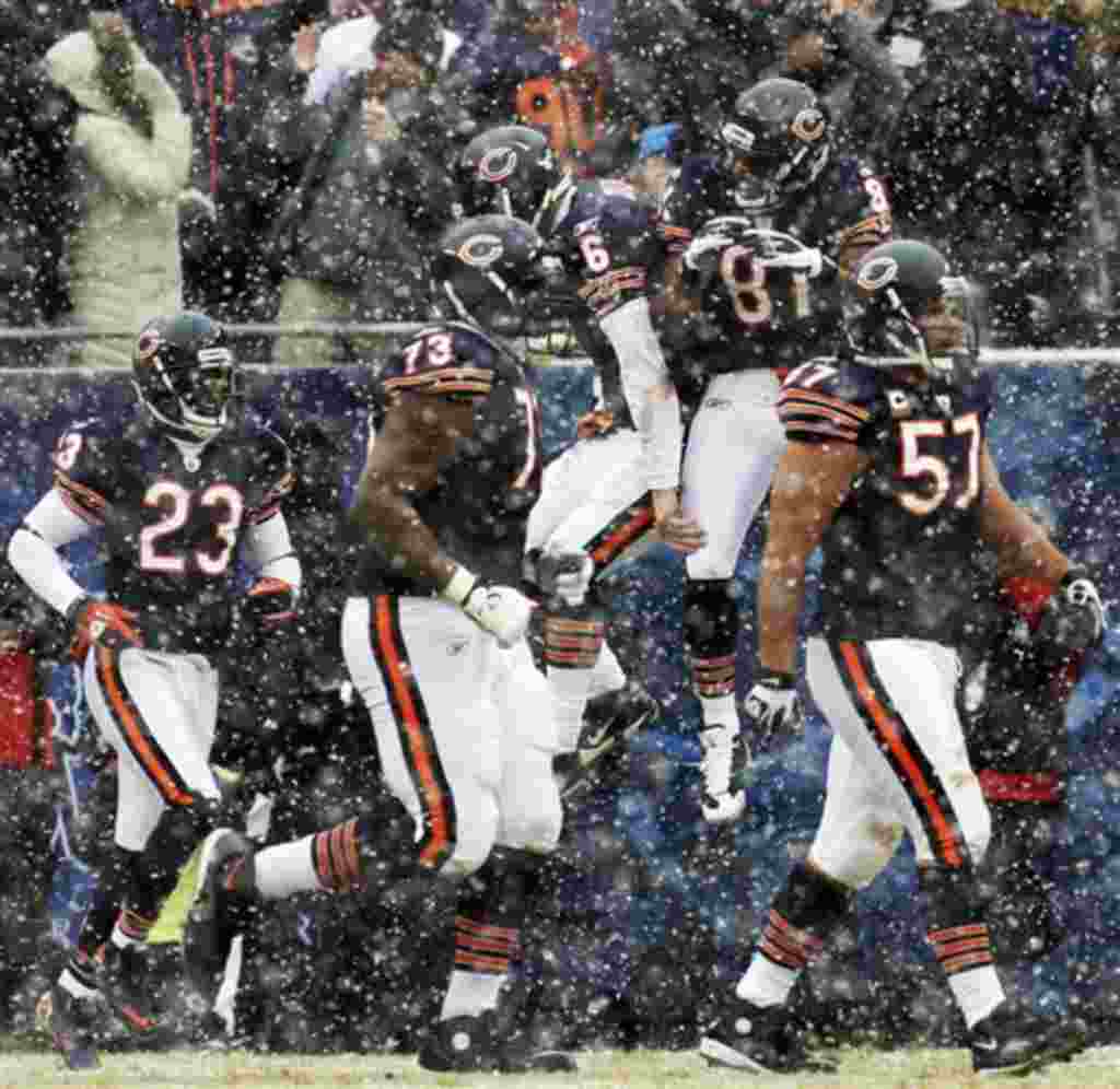 Jay Cutler celebra con sus compañeros del Chicago Bears, su anotación en el partido jugado frente a los Seattle Seahawks.
