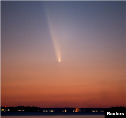 El cometa C/2023 A3 Tsuchinshan-ATLAS visto el sábado 12 de octubre de 2024 en Lake Murray cerca de Columbia, en Carolina del Sur.