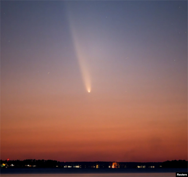 El cometa C/2023 A3 Tsuchinshan-ATLAS visto el sábado 12 de octubre de 2024 en Lake Murray cerca de Columbia, en Carolina del Sur.