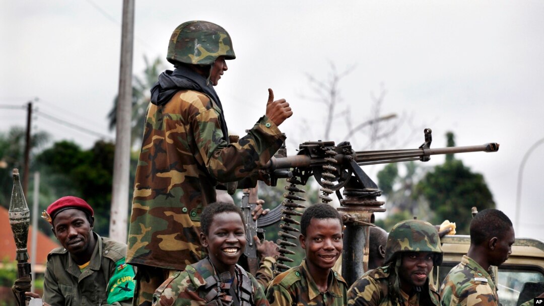 Para tentara Seleka siaga dengan senjata mereka di atas sebuah truk di Bangui, Republik Afrika Tengah (6/12). 