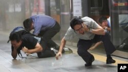 2013年8月20日韩美联合军事演习期间模拟毒气攻击: 行人寻找掩蔽