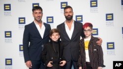Ricky Martin, suaminya Jwan Yosef dan saudara kembar mereka tiba di Makan Malam Nasional Kampanye Hak Asasi Manusia 2019 di Washington, Sabtu, 28 September 2019. (Foto: dok). 