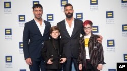 El artista Ricky Martin asistió al evento del sábado con su esposo Jwan Yosef y los mellizos Matteo y Valentino.