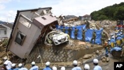 Rescatistas realizan una operación de búsqueda de sobrevivientes en la localidad de Kumano, en la prefectura de Hiroshima, en el oeste de Japón, el 9 de julio de 2018. 