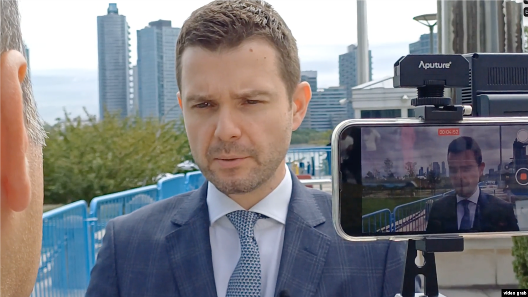 Во Скопје има Влада која, да го парафразирам премиерот, „нема само да мафта со европско знаменце, а во позадина да биде корумпирана, туку ќе има Влада која што на дело ќе покажува како се реформира правосудството и јавната администрација“, вели Муцунски. 