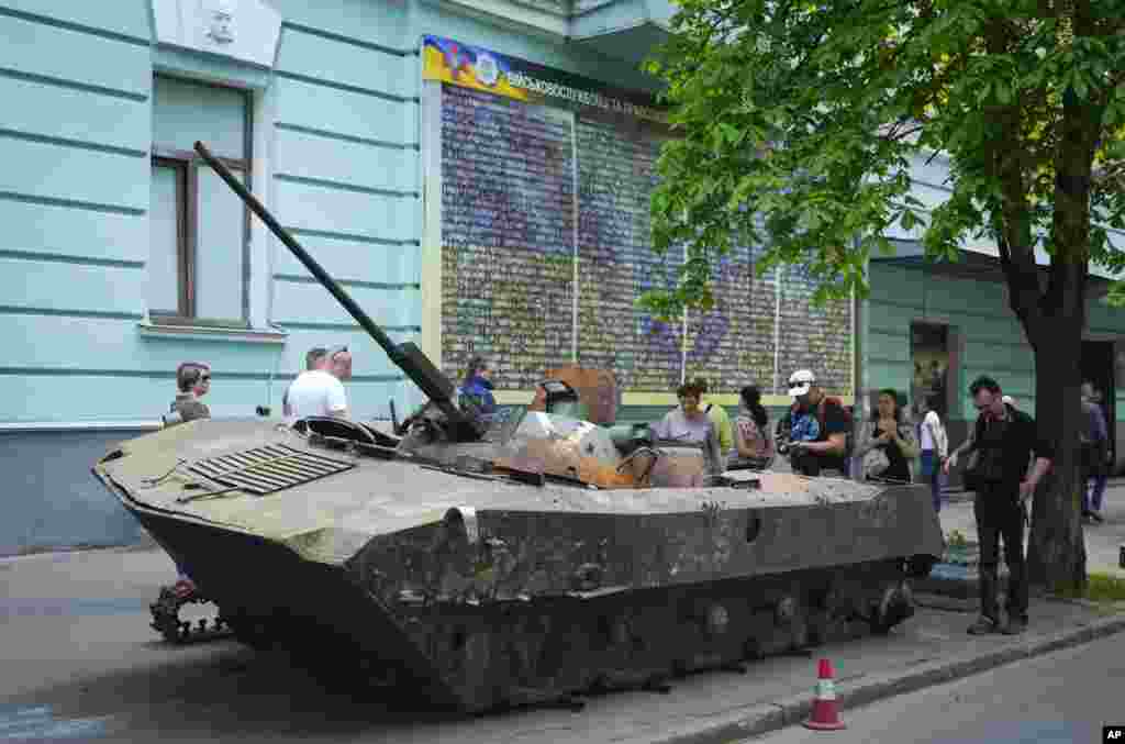 یک خودروی نظامی روسی که پس از منهدم شدن توسط سربازان اوکراینی در نبرد با مهاجمان روسی به عنوان یادآوری از جنگ به پایتخت برده شده است (پنجشنبه ۲۲ اردیبهشت ۱۴۰۱)