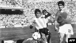 Le gardien argentin Ubaldo Fillol et le capitaine Daniel Passarella empêchent l'attaquant italien Paolo Rossi de marquer le 29 juin 1982 à Barcelone.