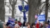 Aktivis dari serikat pekerja menggelar aksi demo untuk menunjukkan solidaritas terhadap para pegawai federal di depan Gedung Capitol, di Washington, pada 11 Februari 2025. (Foto: Reuters/Craig Hudson)