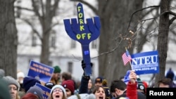 Aktivis dari serikat pekerja menggelar aksi demo untuk menunjukkan solidaritas terhadap para pegawai federal di depan Gedung Capitol, di Washington, pada 11 Februari 2025. (Foto: Reuters/Craig Hudson)