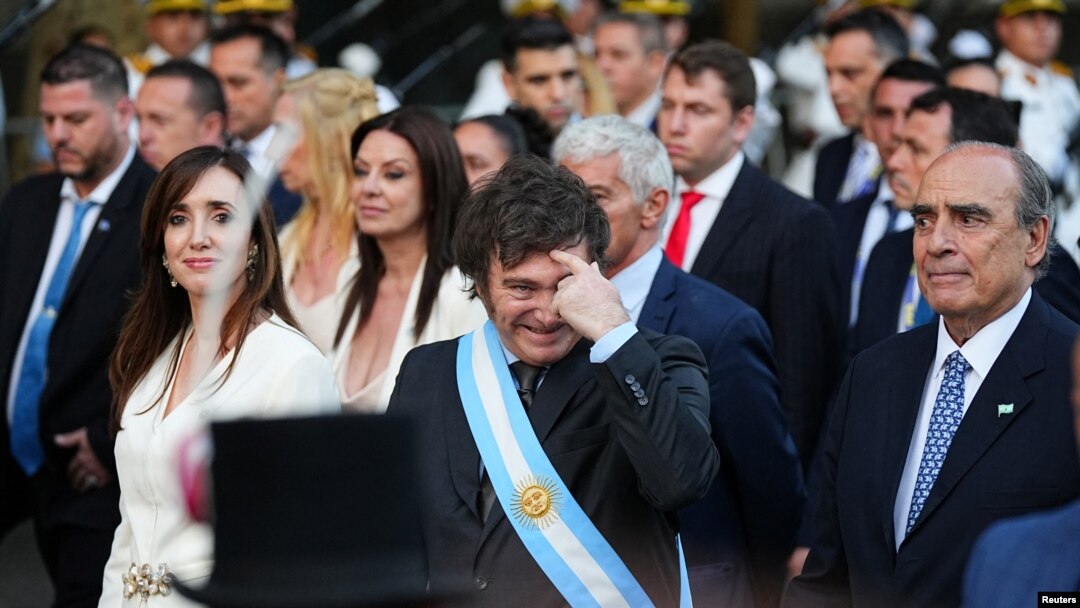 El presidente Javier Milei saluda tras asumir el cargo el 10 de diciembre de 2023 en Buenos Aires, Argentina.