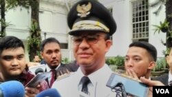 Gubernur DKI Jakarta Anies Rasyid Baswedan memberikan keterangan kepada media di Jakarta. (Foto: VOA/Andylala)