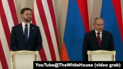 万斯副总统与亚美尼亚总理帕希尼扬在亚美尼亚首都埃里温发表讲话。(2026年2月9日)