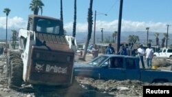 Una camioneta hundida en el lodo en Thousand Palms, California, tras el paso de la tormenta tropical Hilary, el 21 de agosto de 2023.