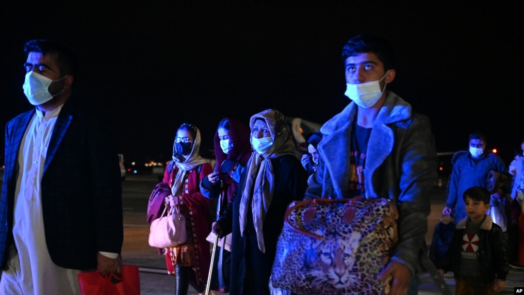 Pengungsi Afghanistan tiba di bandara Thessaloniki, Yunani Utara, Senin, 22 November 2021. 