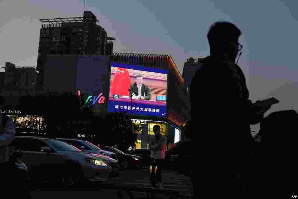 중국 베이징 거리에 설치된 대형 스크린에 미국 주도로 열리는 기후정상회의에 참석한 시진핑 국가주석 모습이 보도되고 있다. 