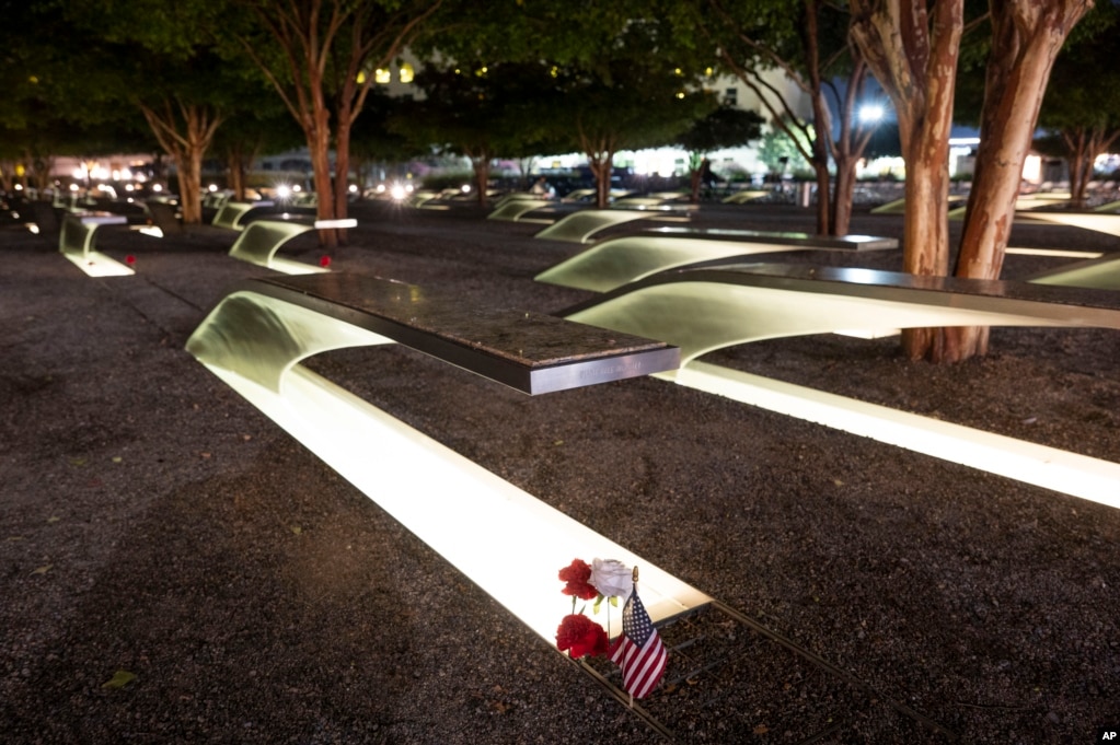 En el Pentágono, donde otro avión impactó el 11 de septiembre de 2001 causando graves daños, se pusieron banderas y flores en los bancos que conmemoran a las víctimas.