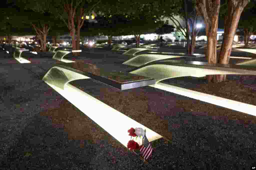 En el Pentágono, donde otro avión impactó el 11 de septiembre de 2001 causando graves daños, se pusieron banderas y flores en los bancos que conmemoran a las víctimas.