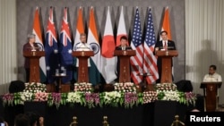 인도, 일본, 호주, 미국의 외교 장관들이 뉴델리에서 쿼드(Quad) 회담 관련 기자회견을 하고 있다.