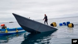 ARCHIVO - Los traficantes de drogas utilizan sumergibles para no ser detectados por radares; en Colombia y Ecuador se han capturado este tipo de embarcaciones, imagen del 29 de octubre de 2021 muestra una embarcación detectada en aguas internacionales del Océano Pacífico. 