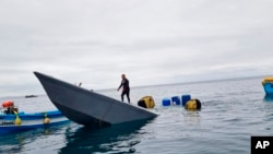 Esta foto sin fecha publicada por la Armada ecuatoriana el 29 de octubre de 2021 muestra una embarcación después de que fuera incautada en aguas internacionales del Océano Pacífico.