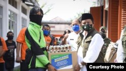 Wakil Gubernur Jawa Barat (Jabar) Uu Ruzhanul Ulum menyalurkan bantuan sosial (bansos) provinsi untuk warga Kota Banjar terdampak COVID-19 di Kantor Pos Kota Banjar, Rabu (29/4). (Courtesy: Humas Jabar)