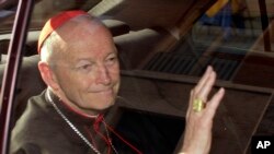 ARCHIVO -El excardenal Theodore McCarrick de la arquidiócesis de Washington, cuando llegaba al Vaticano en una limosina, el 23 de abril de 2002.