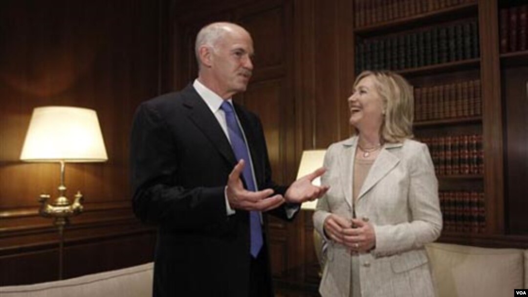 Menlu AS Hillary Rodham Clinton saat bertemu dengan PM Yunani George Papandreou di Athena (17/7).