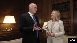 Menlu AS Hillary Rodham Clinton saat bertemu dengan PM Yunani George Papandreou di Athena (17/7).