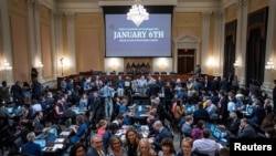 Anggota kongres berfoto di depan komite pemilihan DPR yang bertugas menyelidiki serangan 6 Januari di Capitol mengadakan sidang di Capitol Hill, di Washington, AS 13 Juni 2022. (Foto: via Reuters)