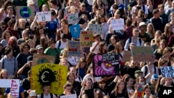 Estudiantes sostienen carteles mientras participan en una protesta contra el cambio climático, parte del movimiento Fridays For Future, en Berlín, Alemania, el viernes 20 de septiembre de 2024.