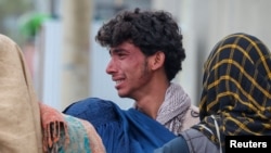 په کابل کې، پر امید روغتون د پاکستاني بمباریو نه وروسته د خپل خپلوان د مړینې د خبر په اوریدو، یو خواشینی افغان