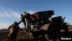 Tentara Ukraina mempersiapkan peluncur roket ganda self-propelled BM-21 Grad, saat serangan Rusia terhadap Ukraina berlanjut, di dekat garis depan di wilayah Bakhmut Ukraina, 7 Desember 2022. (REUTERS/ Shannon Stapleton)