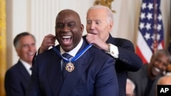 Presidenti Biden duke i dhënë medaljen ish-basketbollistit "Magic" Johnson