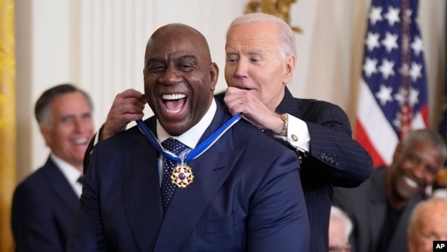 Presidenti Biden duke i dhënë medaljen ish-basketbollistit "Magic" Johnson