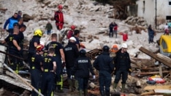 Tim penyelamat mencari korban selamat di rumah-rumah yang terendam banjir di dekat ngarai Sungai Neretva, menyusul hujan lebat di Desa Donja Jablanica, sekitar 50 kilometer barat daya Sarajevo pada 5 Oktober 2024. (Foto: AFP)