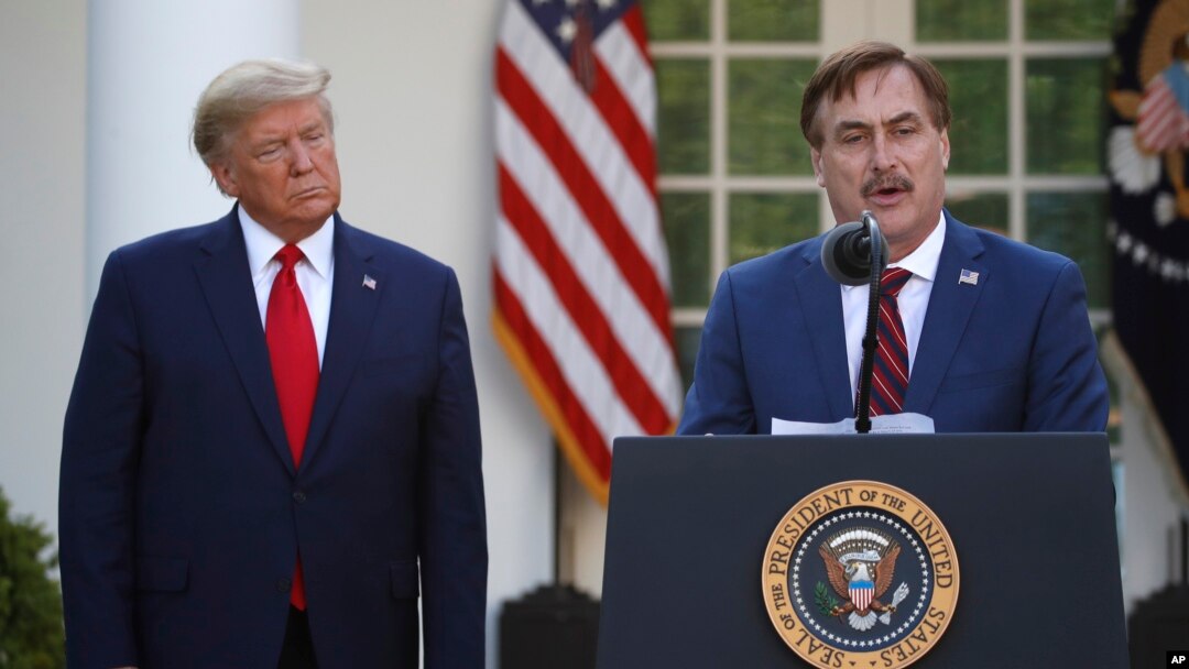 CEO My Pillow Mike Lindell (kanan) bersama Presiden AS Donald Trump di Gedung Putih, 30 Maret 2020. (Foto: dok). Twitter menutup permanen akun Mike Lindell yang dikenal sebagai My Pillow Guy, Senin malam (25/1). 