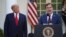Mike Lindell, PDG de My Pillow, s'exprime en présence du président américain Donald Trump dans la roseraie de la Maison Blanche, à Washington, le 30 mars 2020. Tous deux ont été bannis de Twitter. (AP Photo/Alex Brandon, Dossier)