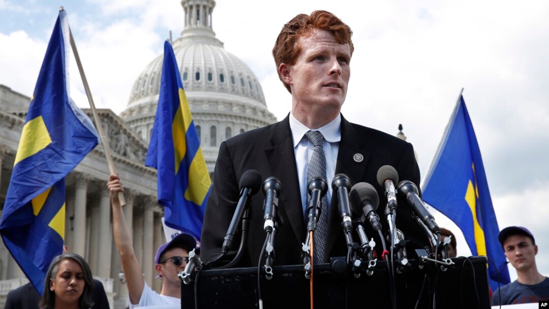 Anggota Kongres, Joe Kennedy, berpidato memberikan dukungan kepada anggota militer transgender, 26 Juli 2017, di Capitol Hill di Washington.