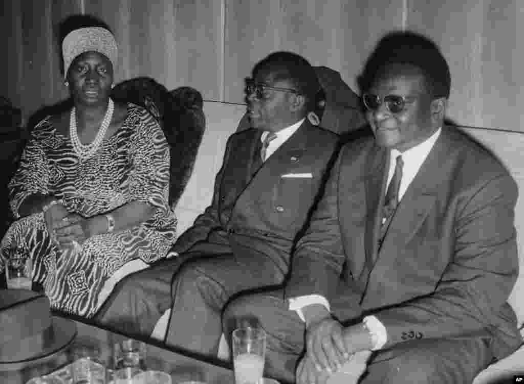 Mrs. Aishatou Diori, mai dakin shugaba Hamani Diori na Nijar tare da shugaban kasar Upper Volta ()wadda ake kira Burkina Faso yanzu) Maurice Yamecco, a filin jirgin saman Rum na kasar Italiya ranar 20 Fabrairu 1965.