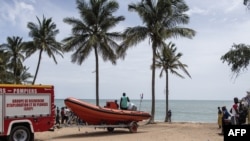 Les membres d'une équipe de recherche et de sauvetage quittent la plage de Mbour, le 9 septembre 2024. John Wessels / AFP